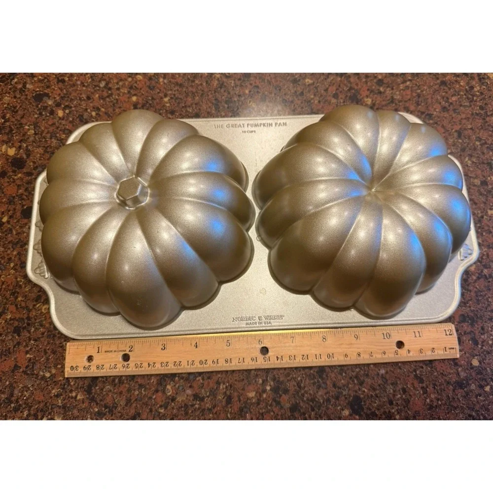 Nordic Ware The Great Pumpkin Aluminum 3D Bundt Cake Pan Mold 10 Cup Halloween